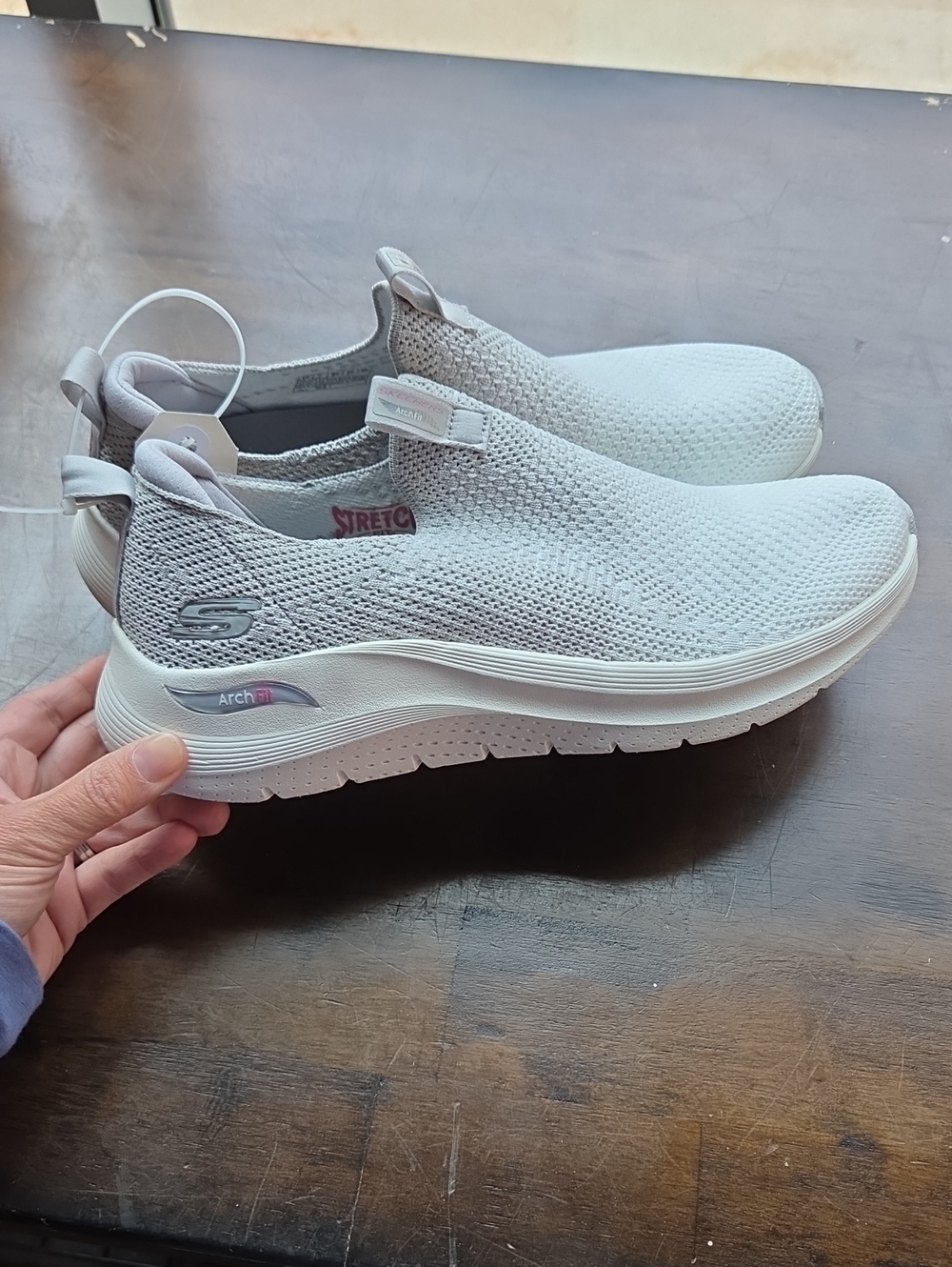 Skechers Size 10 Women's Slip-On Arch Fit Knit Sneakers in Light Gray